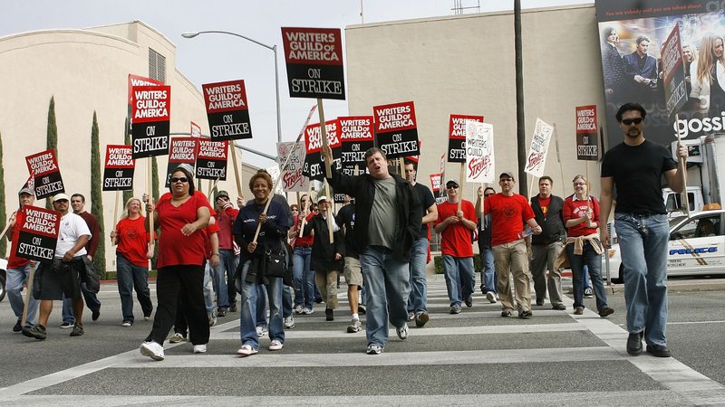 roteiristas-hollywood-sindicato-greve-protesto
